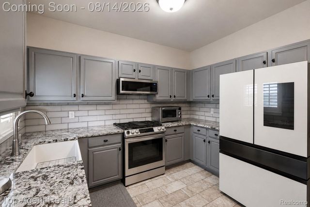 14443 Victoria Drive, Sterling Heights, MI 48313