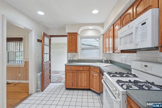 215 E Main Street, Bergenfield, NJ 07621