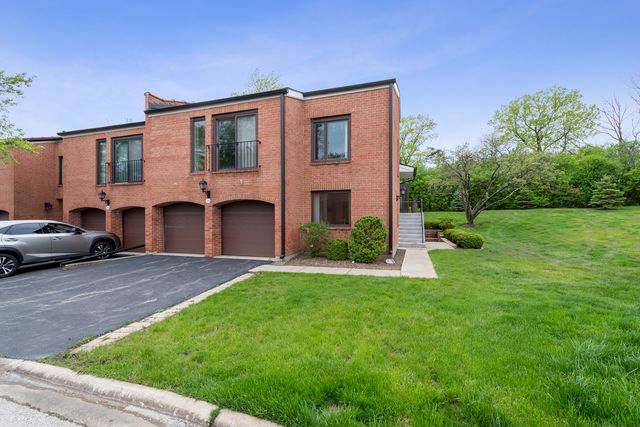 2S570 PATRICK HENRY Square 119, Oak Brook, IL 60523