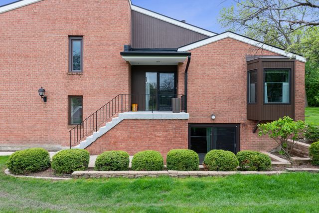 2S570 PATRICK HENRY Square 119, Oak Brook, IL 60523