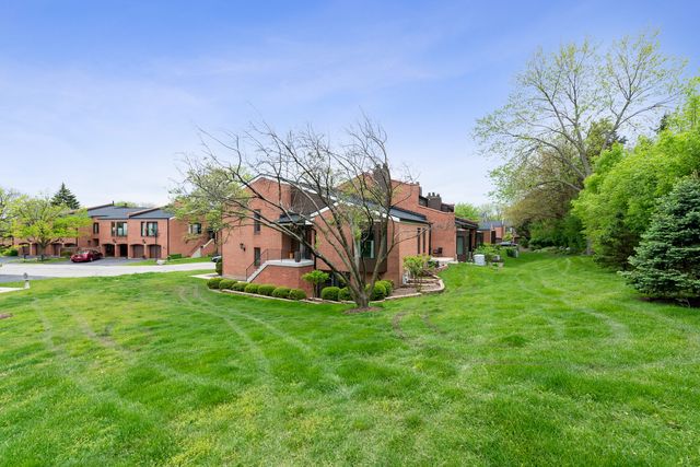 2S570 PATRICK HENRY Square 119, Oak Brook, IL 60523