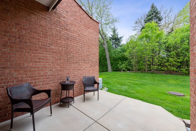 2S570 PATRICK HENRY Square 119, Oak Brook, IL 60523