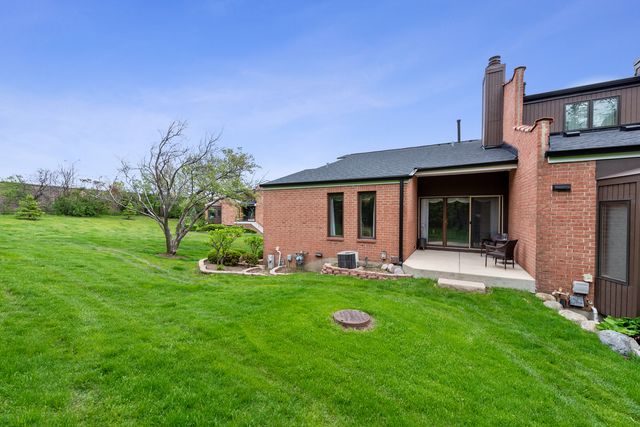 2S570 PATRICK HENRY Square 119, Oak Brook, IL 60523