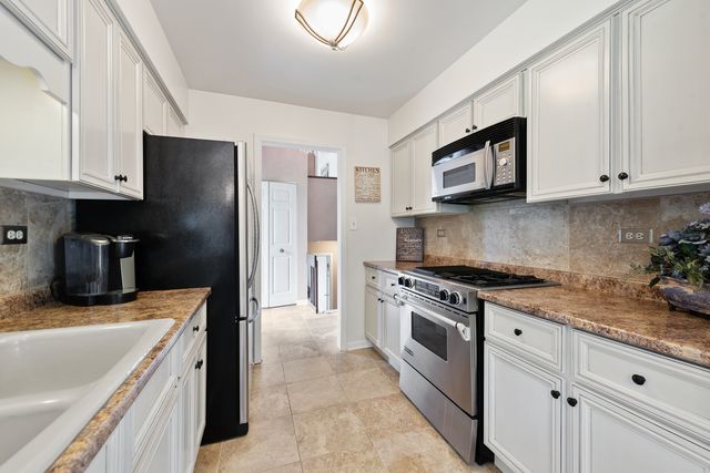 2S570 PATRICK HENRY Square 119, Oak Brook, IL 60523