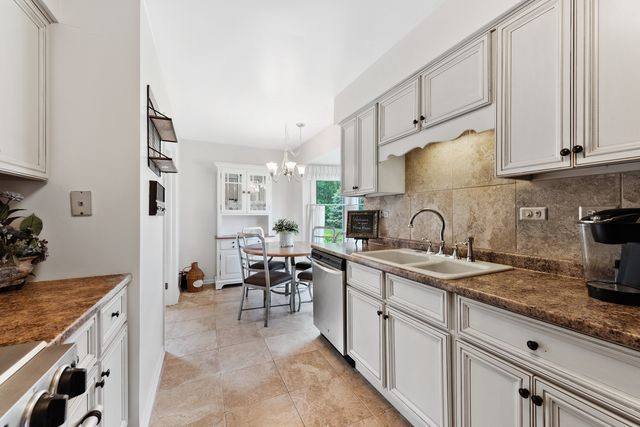 2S570 PATRICK HENRY Square 119, Oak Brook, IL 60523