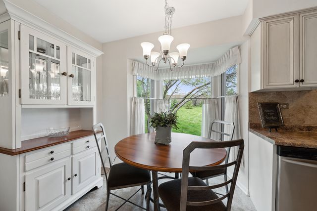 2S570 PATRICK HENRY Square 119, Oak Brook, IL 60523