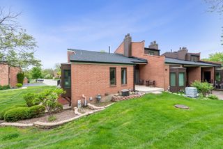 2S570 PATRICK HENRY Square 119, Oak Brook, IL 60523