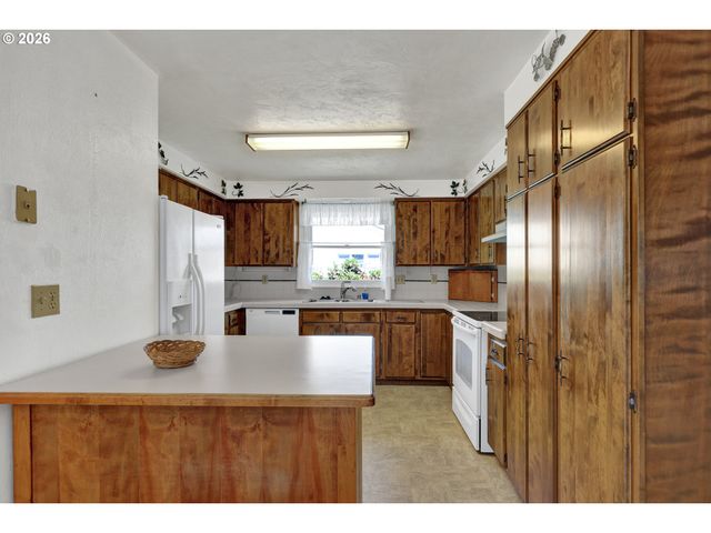 1425 TANEY St, Eugene, OR 97402