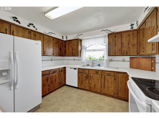 1425 TANEY St, Eugene, OR 97402
