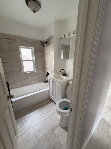 7621 S Saint Lawrence Avenue, Chicago, IL 60619