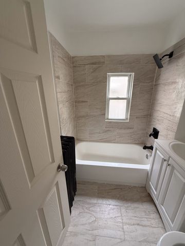 7621 S Saint Lawrence Avenue, Chicago, IL 60619