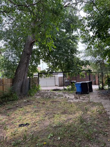 7621 S Saint Lawrence Avenue, Chicago, IL 60619