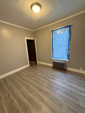 7621 S Saint Lawrence Avenue, Chicago, IL 60619