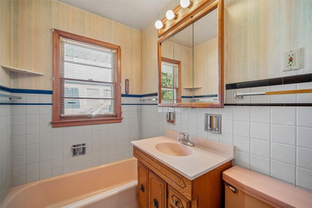 4128 E 7th Street, Des Moines, IA 50313