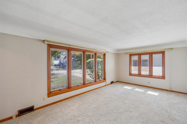 4128 E 7th Street, Des Moines, IA 50313