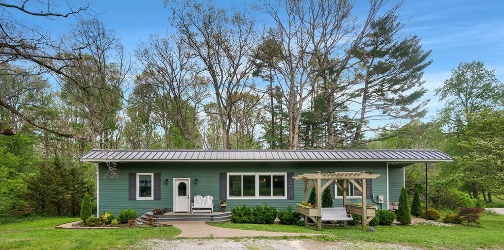 653 Georgia Ave, Sewanee, TN 37375