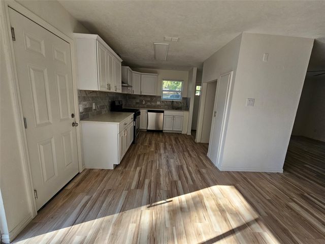 105 E Wavy Oak Circle, The Woodlands, TX 77381