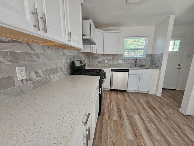 105 E Wavy Oak Circle, The Woodlands, TX 77381