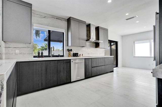3010 NE 46th St, Fort Lauderdale, FL 33308