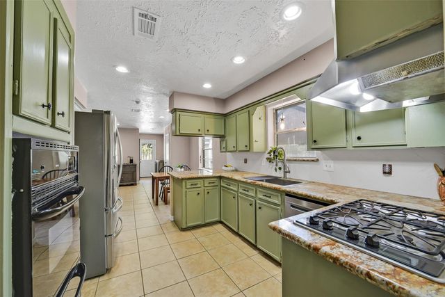 15607 Artoys Drive, Tomball, TX 77377