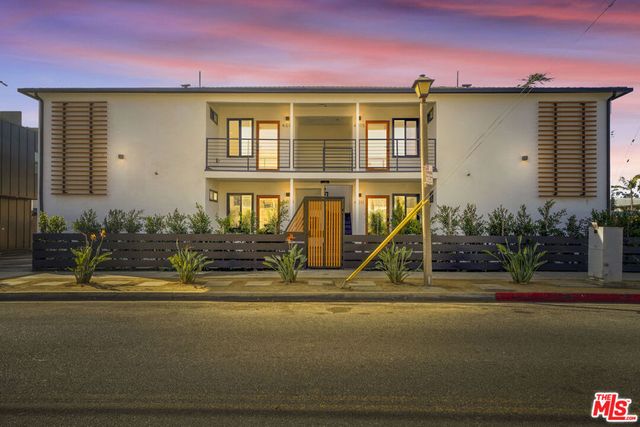 4017 Grand View Boulevard, Culver City, CA 90066