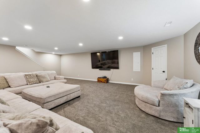 4910 N 211 Avenue, Omaha, NE 68022