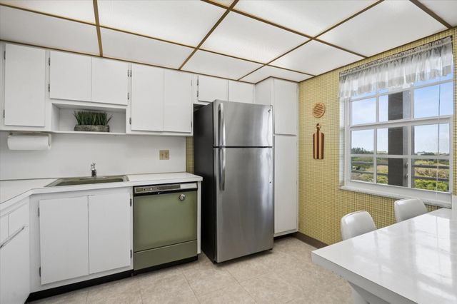 575 Oaks Lane 908, Pompano Beach, FL 33069