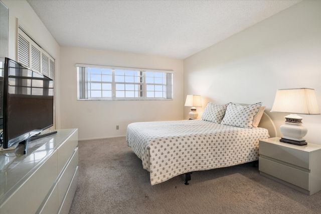 575 Oaks Lane 908, Pompano Beach, FL 33069