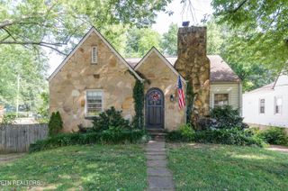 1021 NE Ashwood Place, Knoxville, TN 37917
