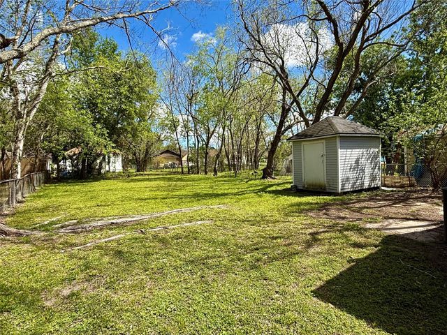 1014 N Arcola Street, Angleton, TX 77515