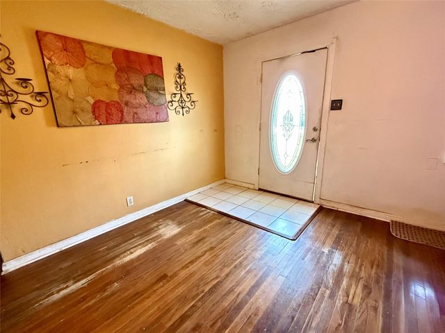 1014 N Arcola Street, Angleton, TX 77515