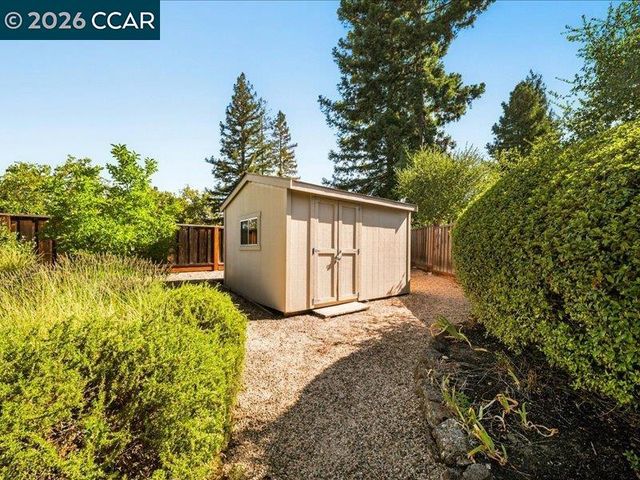 8 Dunsmoor Ct, Danville, CA 94526