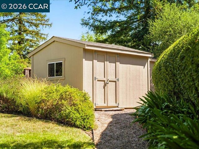 8 Dunsmoor Ct, Danville, CA 94526