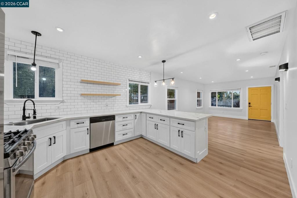 Image 15 of property listing at 2075 83Rd Ave, Oakland, CA 94621