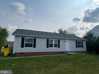 37 THAYERS GULL DR, Martinsburg, WV 25405