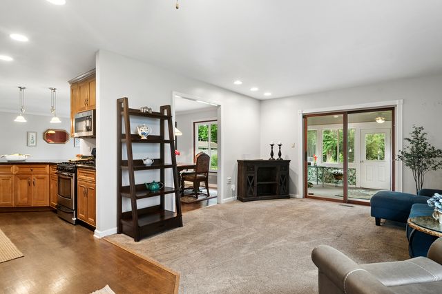 2S155 Mayfield Lane, Glen Ellyn, IL 60137