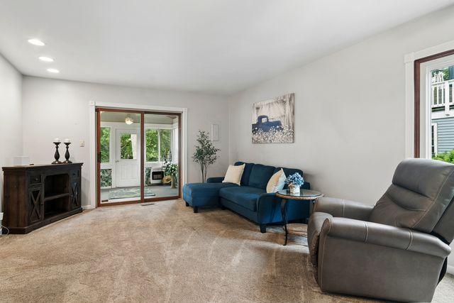 2S155 Mayfield Lane, Glen Ellyn, IL 60137