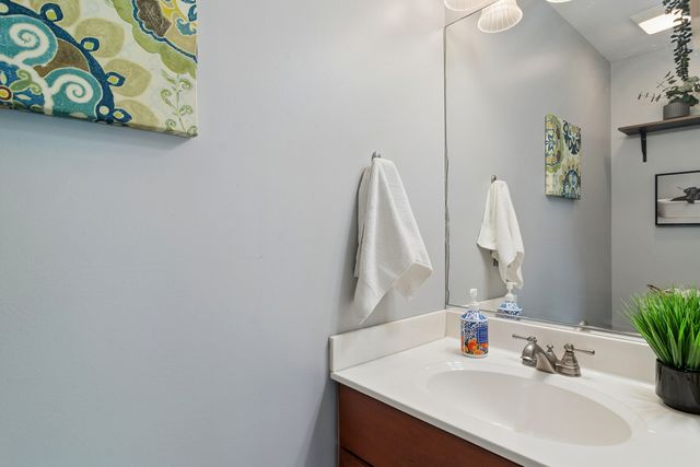 2S155 Mayfield Lane, Glen Ellyn, IL 60137