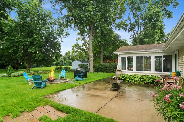 2S155 Mayfield Lane, Glen Ellyn, IL 60137