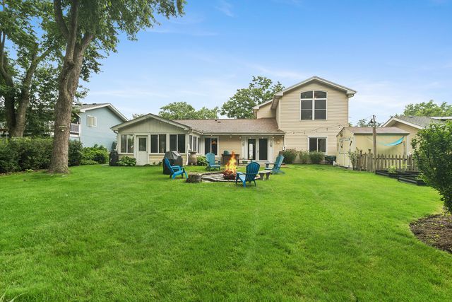 2S155 Mayfield Lane, Glen Ellyn, IL 60137