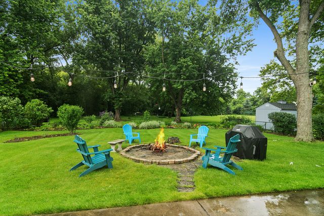 2S155 Mayfield Lane, Glen Ellyn, IL 60137
