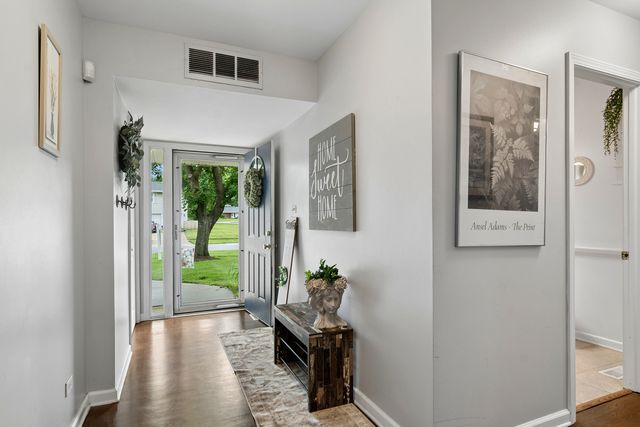 2S155 Mayfield Lane, Glen Ellyn, IL 60137