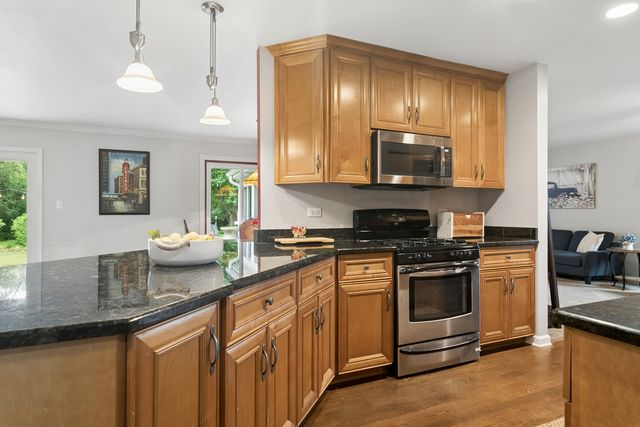 2S155 Mayfield Lane, Glen Ellyn, IL 60137