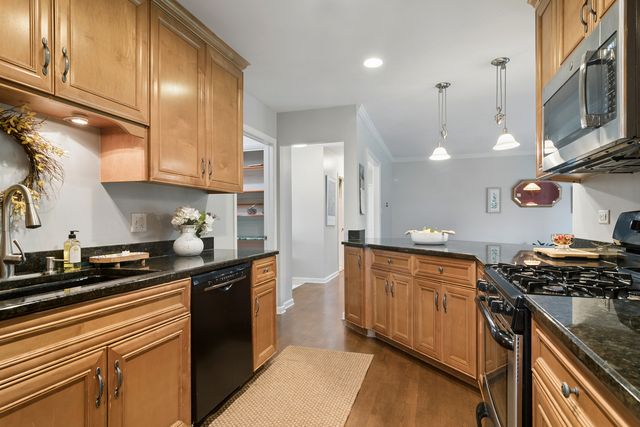 2S155 Mayfield Lane, Glen Ellyn, IL 60137