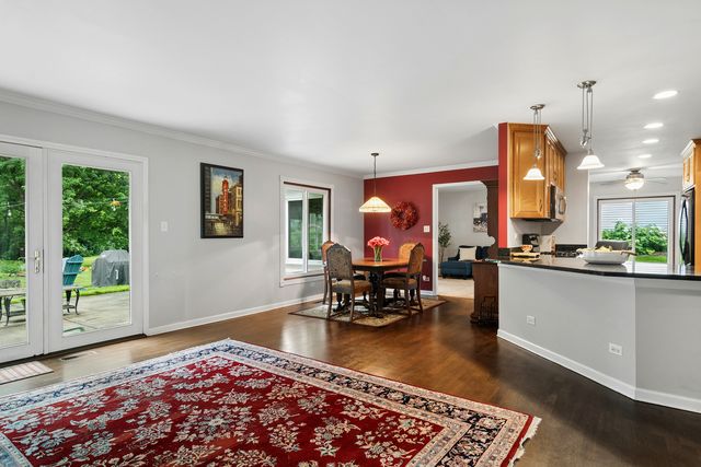 2S155 Mayfield Lane, Glen Ellyn, IL 60137
