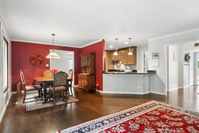 2S155 Mayfield Lane, Glen Ellyn, IL 60137