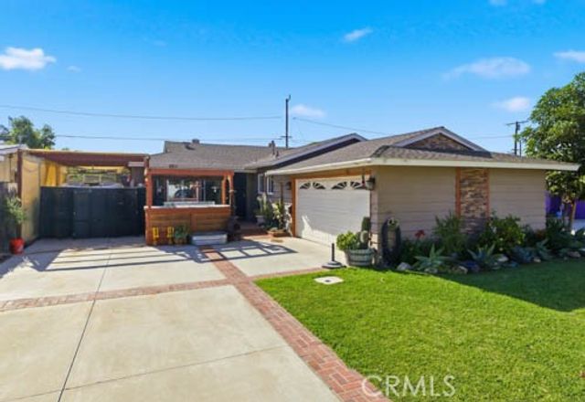 2425 Heather Avenue, Long Beach, CA 90815