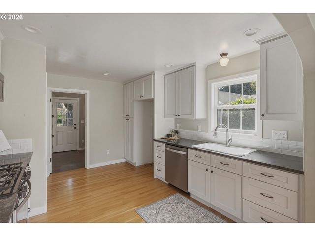 150 ELKAY Dr, Eugene, OR 97404