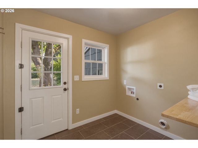 150 ELKAY Dr, Eugene, OR 97404