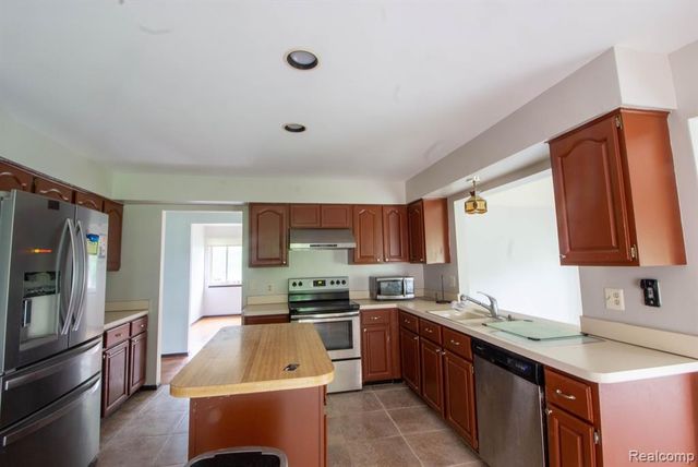23847 Greening Drive, Novi, MI 48375